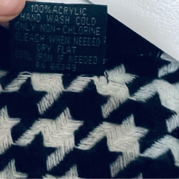 V. Fraas Houndstooth print Cape Shawl Poncho Cover O/S 100% Acrylic - Picture 11 of 16